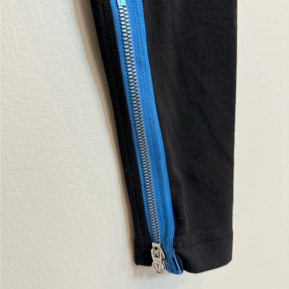 Lululemon black leggings blue ankle zip women's size 2 - Picture 3 of 4